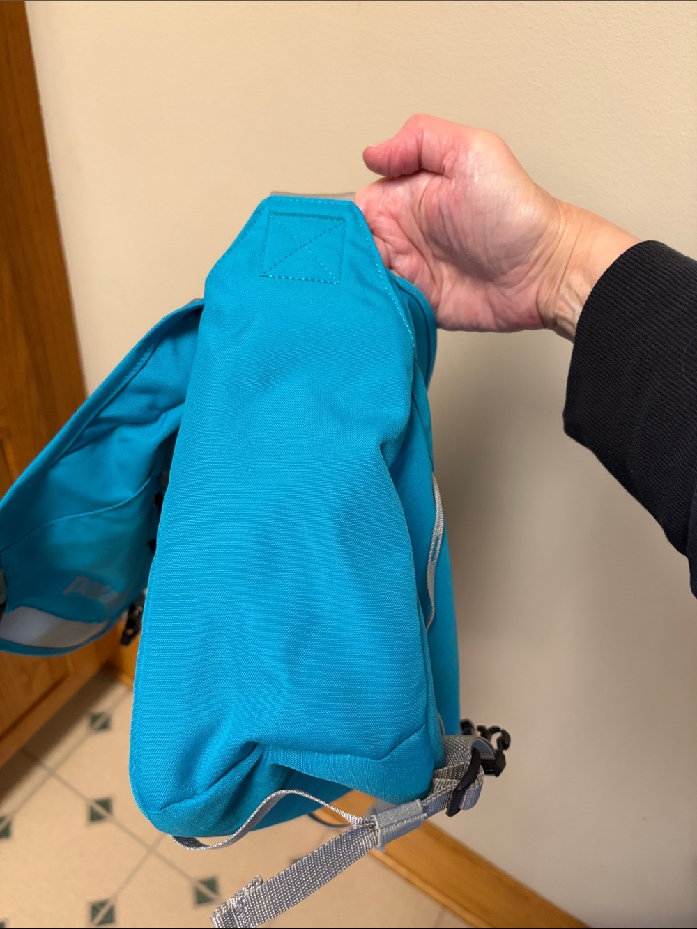 Patagonia Bright Turquoise 12l Mini Mass Messenger Bag with Light Gray Straps - Picture 10 of 10